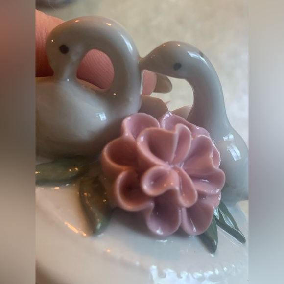 Round Porcelain Trinket Box w/ Swans & Flowers on Lid - Picture 8 of 10